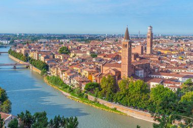Saint Anastasia Kilisesi ve Torre dei Lamberti de dahil olmak üzere İtalyan şehri Verona 'nın hava manzarası..