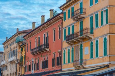 İtalya, Verona 'daki Piazza Sütyeninin Gündoğumu.