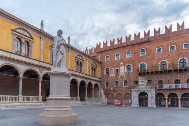 İtalya 'nın Verona şehrinde meydanın gün doğumu manzarası...