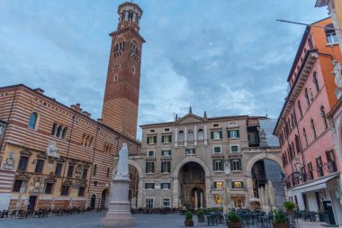 İtalya 'nın Verona şehrinde Torre die Lamberti' nin hakim olduğu meydanın gündoğumu manzarası...