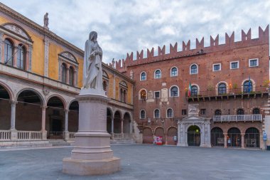 İtalya 'nın Verona şehrinde meydanın gün doğumu manzarası...