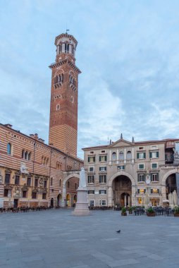 İtalya 'nın Verona şehrinde Torre die Lamberti' nin hakim olduğu meydanın gündoğumu manzarası...