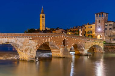 Ponte di Pietra. Gece boyunca Verona 'da köprü, İtalya,.