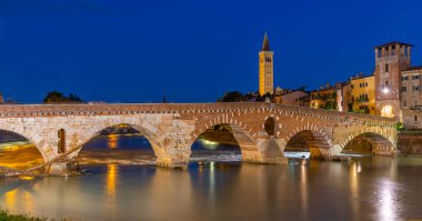Ponte di Pietra. Gece boyunca Verona 'da köprü, İtalya,.