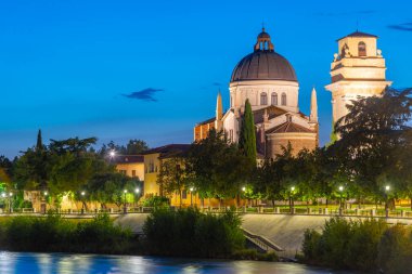 İtalya 'nın Verona şehrinde San Giorgio Kilisesi' nin gece görüşü..