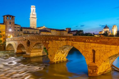 Ponte di Pietra. Gece boyunca Verona 'da köprü, İtalya,.