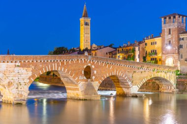 Ponte di Pietra. Gece boyunca Verona 'da köprü, İtalya,.