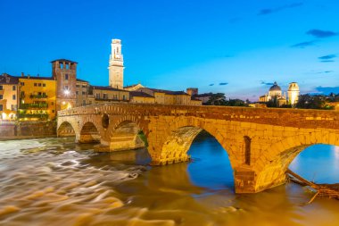Ponte di Pietra. Gece boyunca Verona 'da köprü, İtalya,.