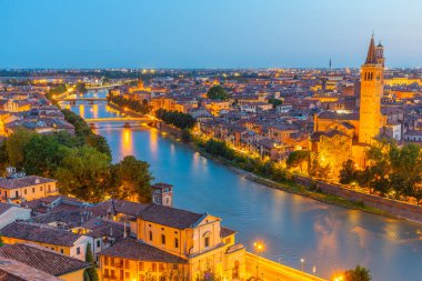 İtalya 'nın Verona kentindeki Adige Nehri' nin gün batımı manzarası.