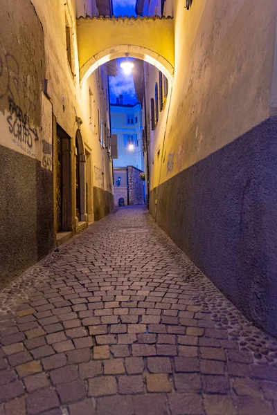 İtalya 'nın Trento kentindeki tarihi evlerin gece manzarası.