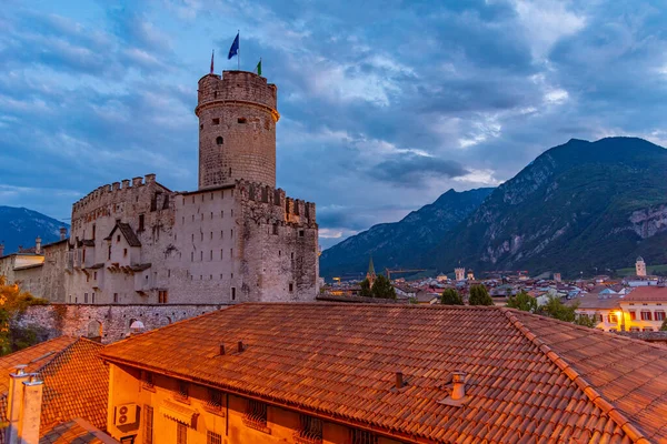 İtalya, Trento 'da Castello del Buonconsiglio' nun günbatımı manzarası.