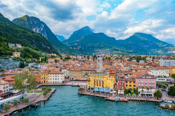 İtalya 'daki Riva del Garda' da Lakeside gezinti güvertesi.