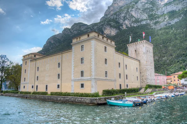 İtalya 'daki Riva del Garda kalesinde..
