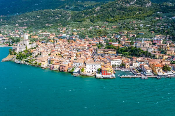 İtalya 'da Lago di Garda' ya bakan Castello di Malcesine.