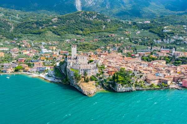 İtalya 'da Lago di Garda' ya bakan Castello di Malcesine.