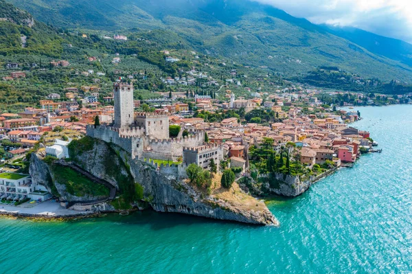 İtalya 'da Lago di Garda' ya bakan Castello di Malcesine.