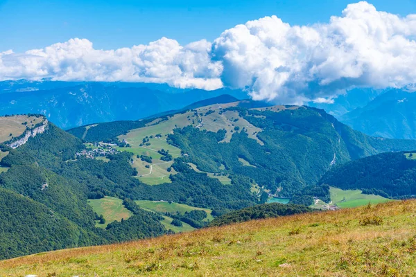 İtalya 'daki Monte Baldo' dan bulutlu manzara.