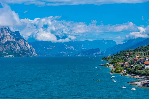 İtalya 'daki Lago di Garda' nın hava manzarası.
