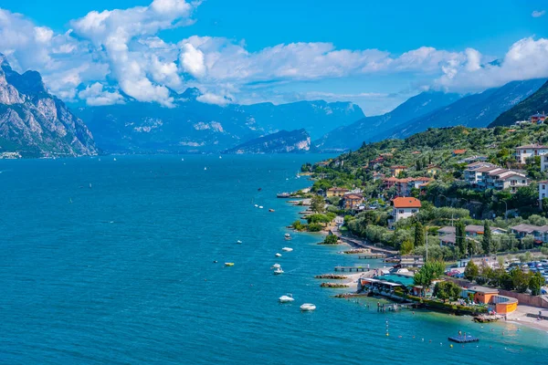 İtalya 'daki Lago di Garda' nın hava manzarası.