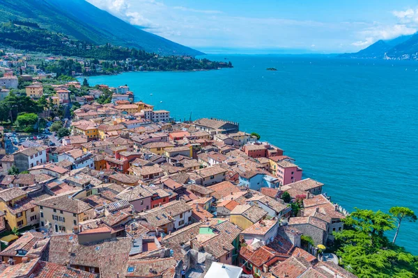 İtalya 'daki Malcesine kasabasının havadan görünüşü.