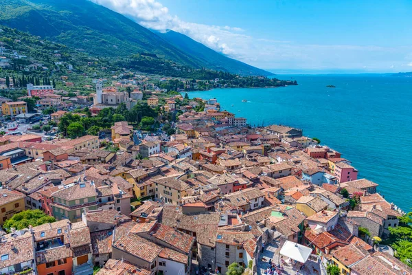 İtalya 'daki Malcesine kasabasının havadan görünüşü.