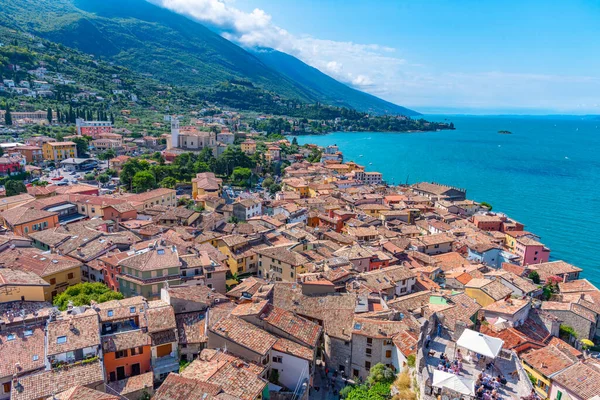 İtalya 'daki Malcesine kasabasının havadan görünüşü.