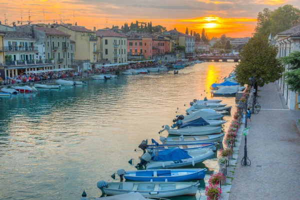 İtalyan kenti Peschiera del Garda 'da Canale di Mezzo' nun günbatımı manzarası.
