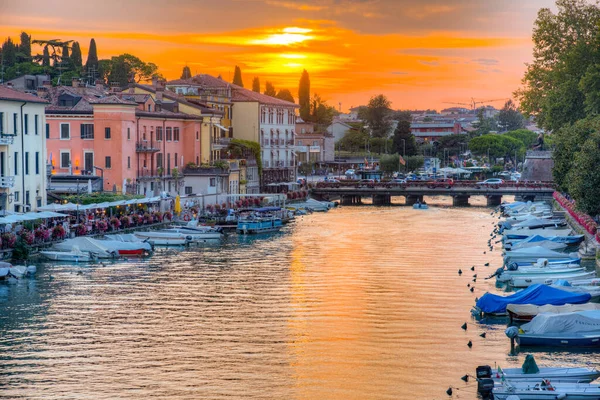 İtalyan kenti Peschiera del Garda 'da Canale di Mezzo' nun günbatımı manzarası.