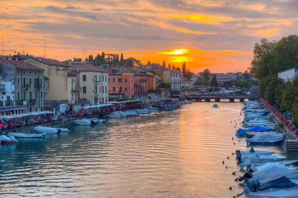 Sunset Kilátás Canale Mezzo Olasz Város Peschiera Del Garda — Stock Fotó