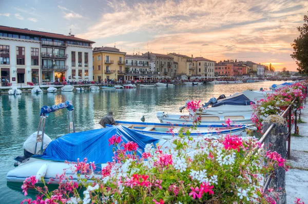 İtalyan kenti Peschiera del Garda 'da Canale di Mezzo' nun günbatımı manzarası.