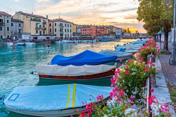 İtalyan kenti Peschiera del Garda 'da Canale di Mezzo' nun günbatımı manzarası.