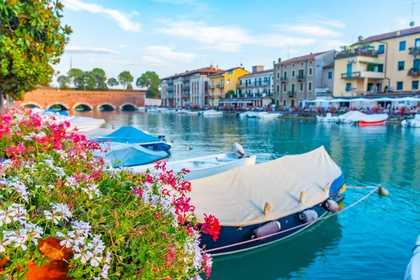 İtalyan kenti Peschiera del Garda 'da Canale di Mezzo' nun günbatımı manzarası.