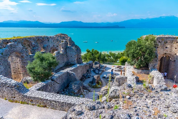 İtalya 'nın Sirmione şehrinde Romen harabeleri Grotte di Catullo.