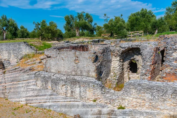 İtalya 'nın Sirmione şehrinde Romen harabeleri Grotte di Catullo.