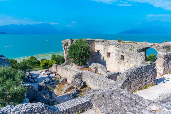 İtalya 'nın Sirmione şehrinde Romen harabeleri Grotte di Catullo.