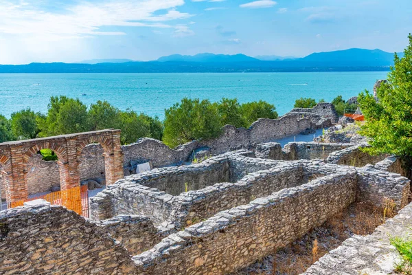 İtalya 'nın Sirmione şehrinde Romen harabeleri Grotte di Catullo.