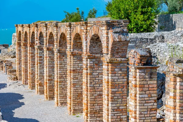İtalya, Sirmione 'deki Grotte di Catullo' da eski bir atari salonu..