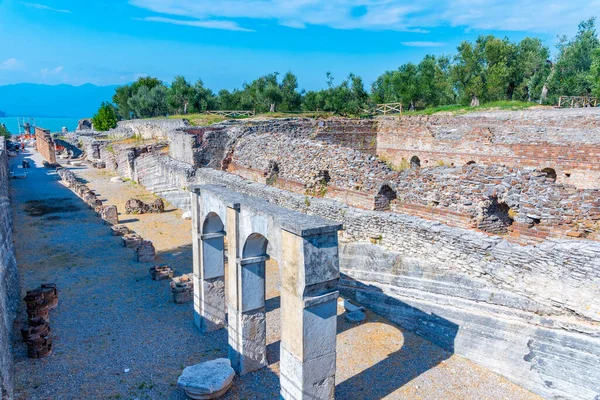 İtalya, Sirmione 'deki Grotte di Catullo' da eski bir atari salonu..