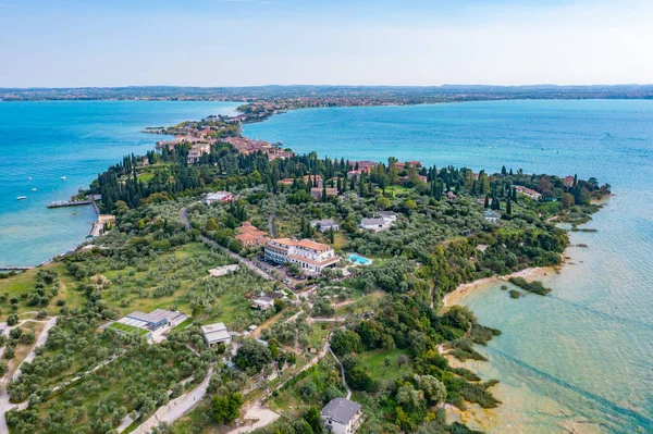 İtalya 'da Sirmione' de Grotte di Catullo 'nun hava manzarası.