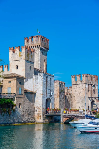 İtalya 'daki Lago di Garda Sirmione Kalesi.