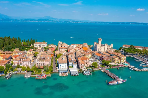 İtalyan kasabasının manzarası Sirmione.