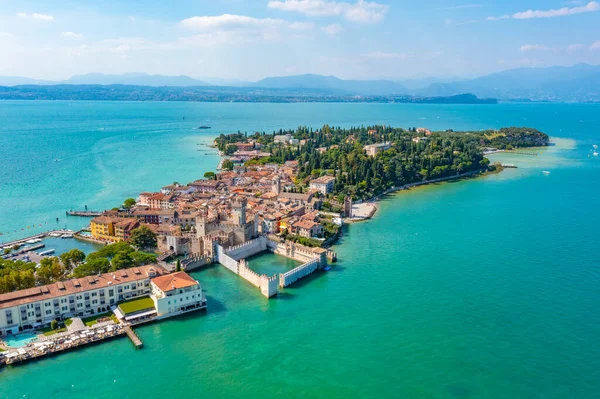 İtalyan kasabasının manzarası Sirmione.