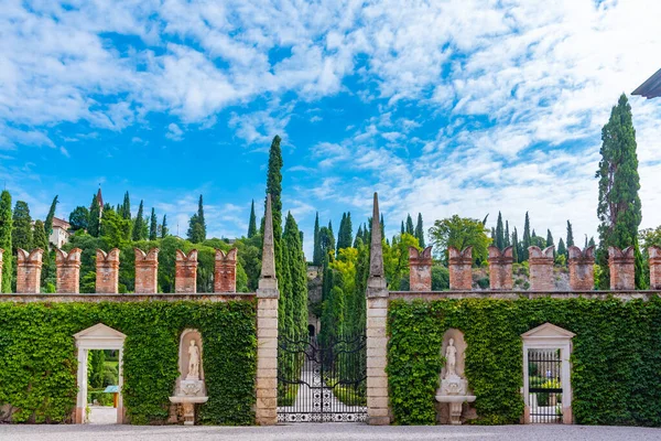 İtalyan kasabası Verona 'daki Giardino Giusti Bahçesi.