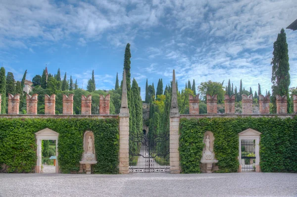 İtalyan kasabası Verona 'daki Giardino Giusti Bahçesi.