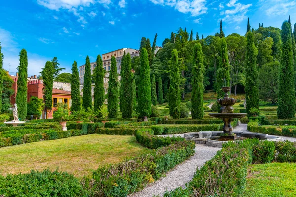 İtalyan kasabası Verona 'daki Giardino Giusti Bahçesi.