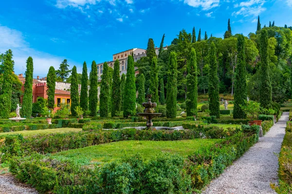 İtalyan kasabası Verona 'daki Giardino Giusti Bahçesi.