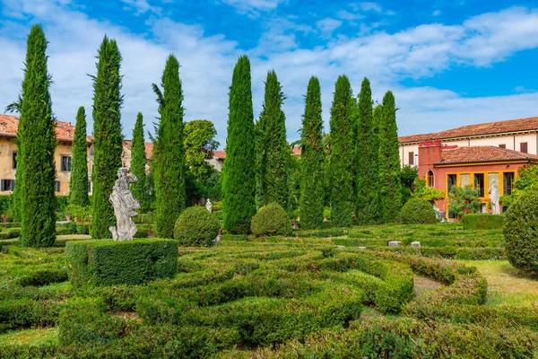 İtalyan kasabası Verona 'daki Giardino Giusti Bahçesi.