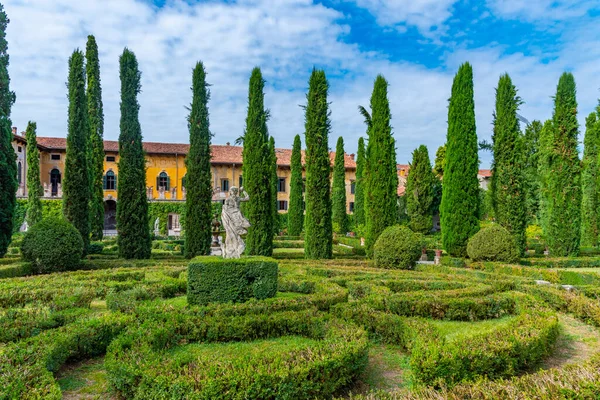 İtalyan kasabası Verona 'daki Giardino Giusti Bahçesi.