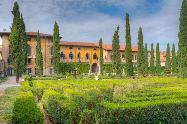 İtalyan şehri Verona 'daki Palazzo Giusti..