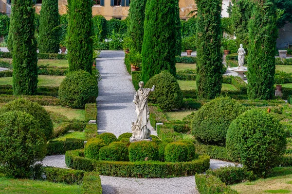 İtalyan kasabası Verona 'daki Giardino Giusti Bahçesi.